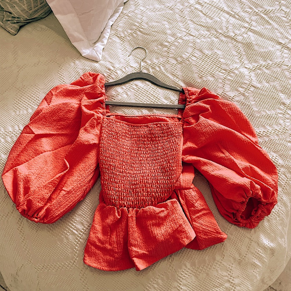 hi! I’m selling this very cute hot pink top! never been worn. Cute to go out!